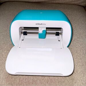 Cricut Joy™ Ultra-Compact Smart Cutting Machine